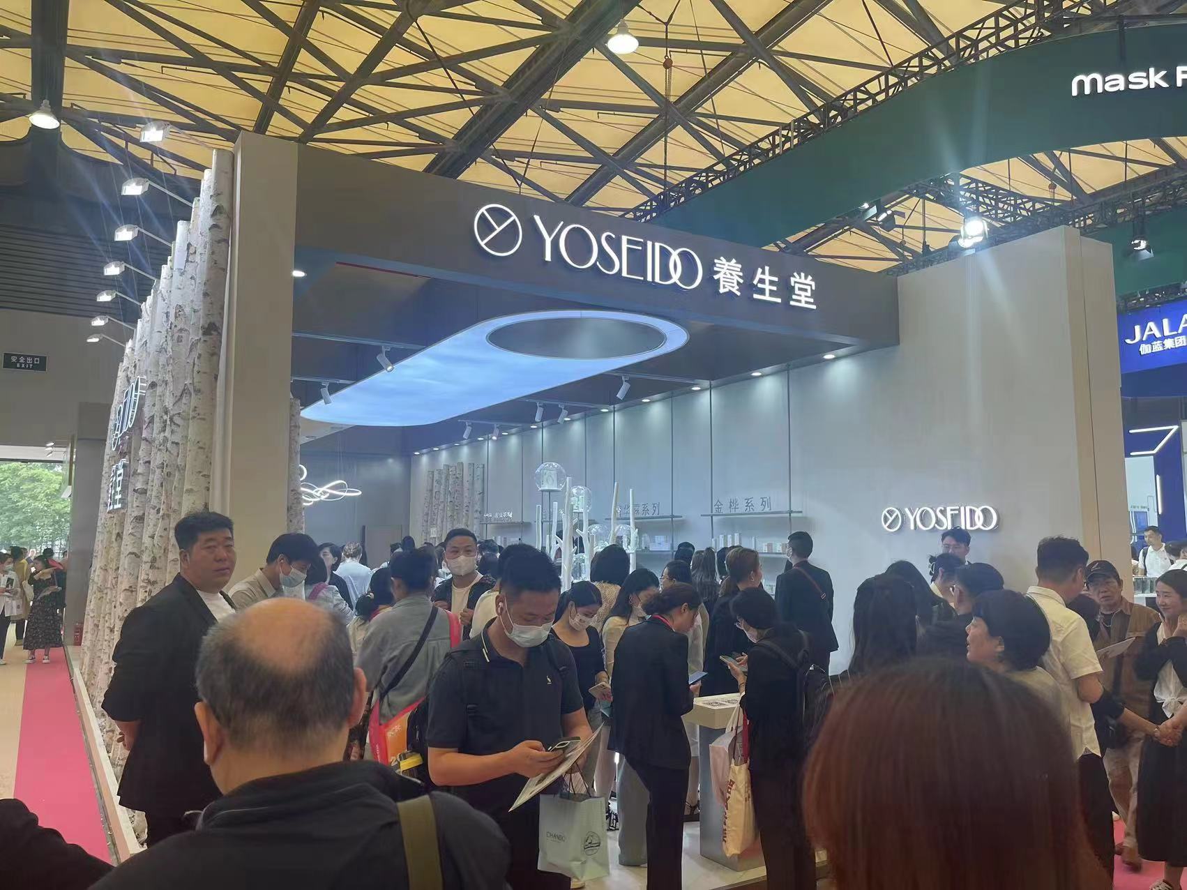 軍興溢美走進第27屆CBE上?；瘖y品展